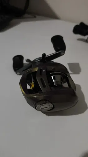 Carretilha daiwa alphas 103 direita