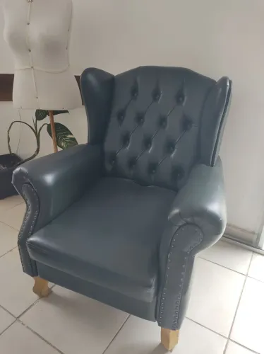 Poltrona de couro estilo chesterfield verde