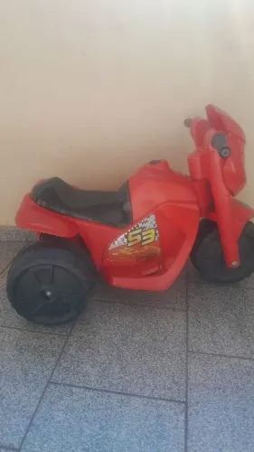 Vendo moto infantil ? elétrica com bateria e carregador , macha ré.