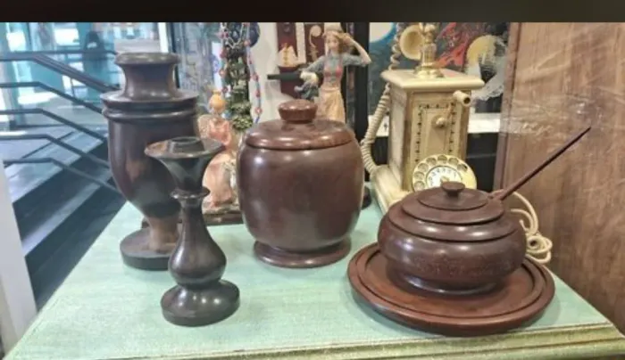 antigo conjunto em madeira nobre <br>4 peças a maior 22 cm