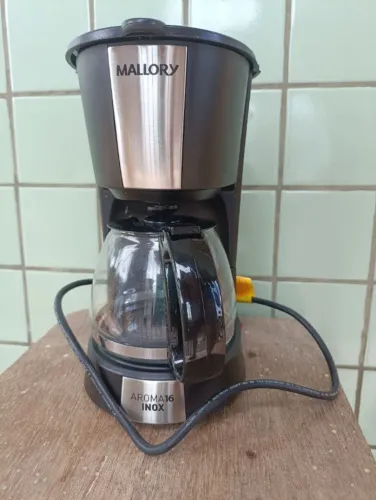 Café delicioso e quentinho o tempo todo com essa cafeteira eletrica.