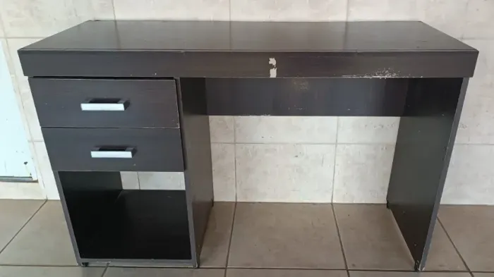 Mesa de Escritório e Armário usados