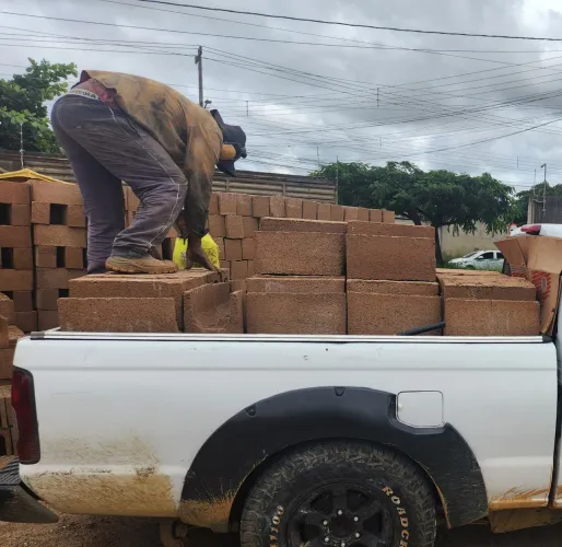 É SO A CARROCERIA. 