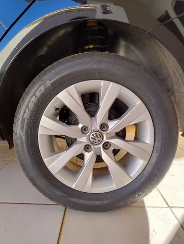 Jogo de rodas liga leve originais VW aro 15 gol G7 e pneus novos Xbrix 195/60/R15