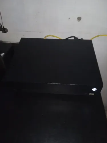 Xbox one x 1Tb 4k um controle e cabos