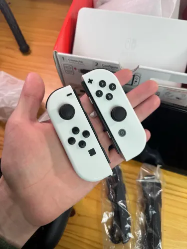 Nintendo Switch OLED Impecável + 4 Jogos + Controles Extra (8BitDo/Iine) e acessórios