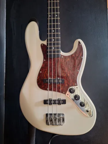 Kit completo: Baixo Gianinni GB-100 (Jazz Bass) + Amplificador Sheldon Bivolt + Acessórios