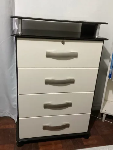 Cômoda 4 Gavetas em Ótimo Estado com gaveta com chave
