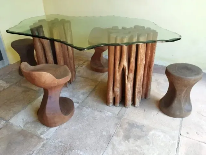Conjunto mesa de jantar de guarantã e 4 bancos esculpidos em madeira maciça