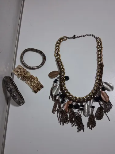 Conjunto de pulseiras e colar feminino