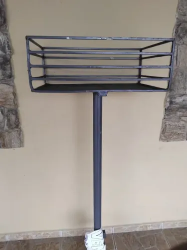 Lixeira de Ferro - ( para ser fixada no chão)
