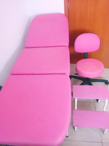 Maca 3 posições, acompanha escada e cadeira. Móvel com rodas de brinde.