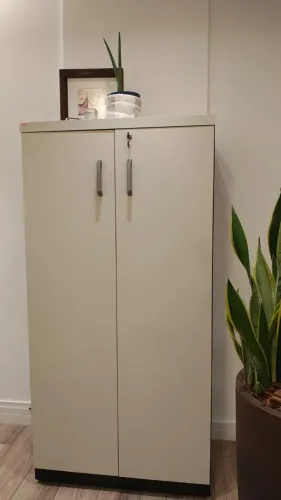 Armário alto para escritório