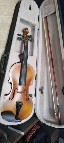 Vendo violino nunca usado. Novo e sem detalhes