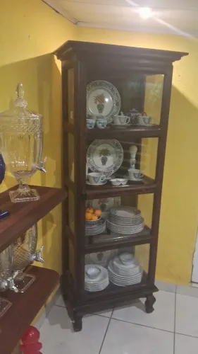 Cristaleira toda em madeira de lei e vidros 