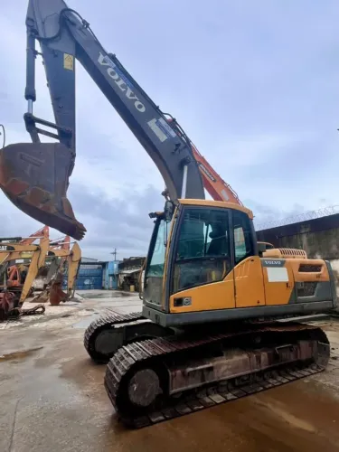 Escavadeira sobre esteira Volvo EC220D 22ton/ 2014/ trabalhando