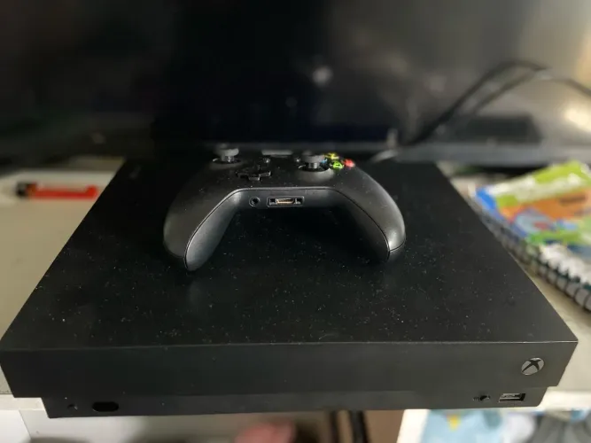 Xbox one x um controle e 2 jogos