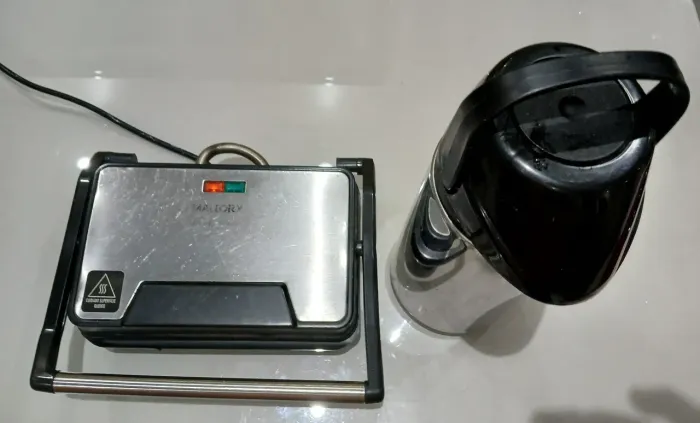SANDUÍCHEIRA ELÉTRICA MALLORY E GARRAFA TÉRMICA TERMOLAR 1L 