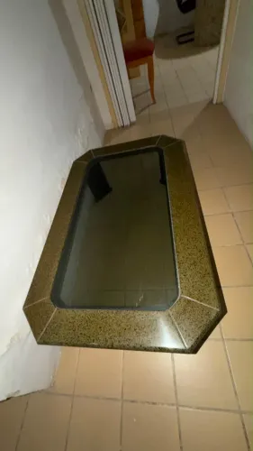 MESA DE CENTRO ELEGANTE EM GRANITO VERDE E VIDRO FUME