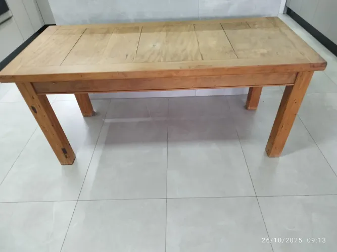 Linda mesa de madeira de lei