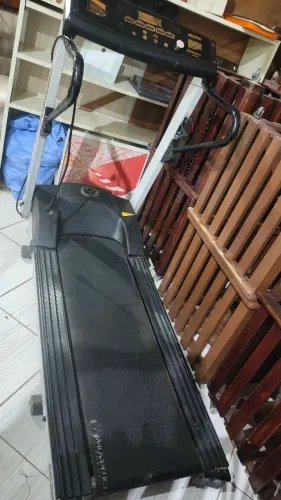 Esteira c/ marcas d uso funcionando bem obs: energia 220