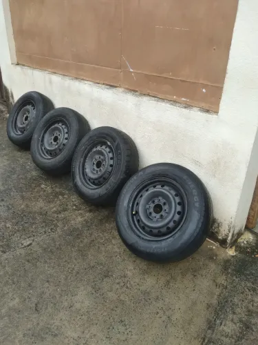 Vendo rodas aro 13 fiat pneus ruins para desocupar espaço valor 250eais