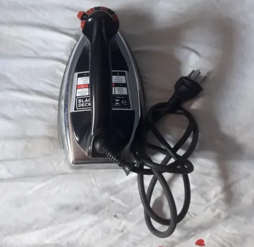  Ferro Black & Decker VFA eletrônico a seco com pintura cromada