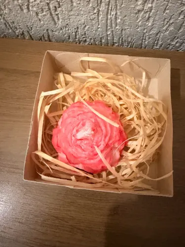 Vela Decorativa Flor Rosa na Caixa de Presente (Peça de Vitrine)