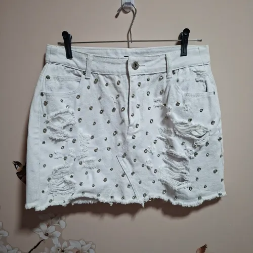 Saia jeans branca destroyed com aplicações de strass