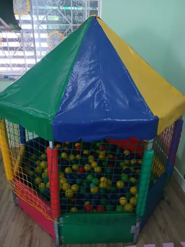 Piscina de bolinhas com bolinhas