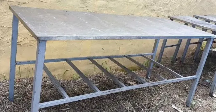 Mesas de inox e sofas namoradeira 