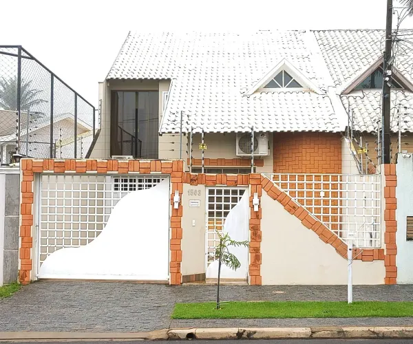 Vendo lindo sobrado colonial, localizado na melhor região de Maringá 