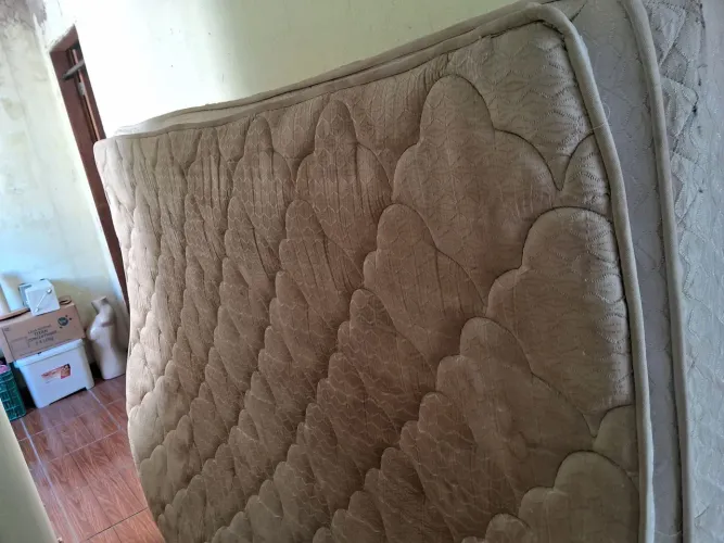 Colchão semi novo ESTÁ EM PERFEITO ESTADO SO PTECISA DE LIMPEZA