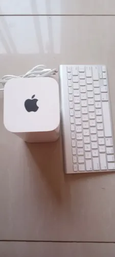 100 cada teclado Apple ou torre wi-fi Apple usados