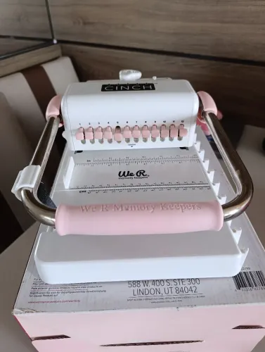 Encadernadora The Cinch We R - Furo Quadrado American Craft, Branco e Rosa