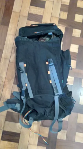 Mochila de trilha praticamente nova