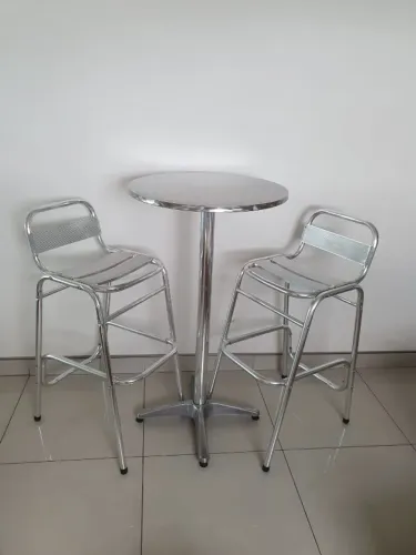 Mesa em Alumínio + 2 bancos em Alumínio