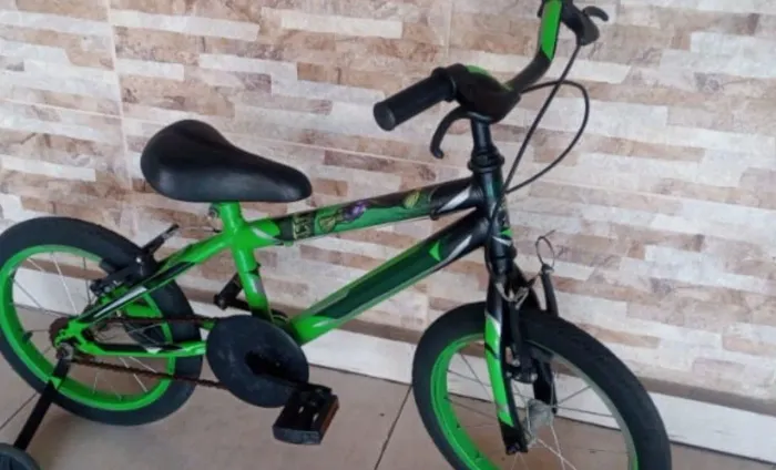 Bicicleta Hulk aro 16 em alumínio semi-nova 
