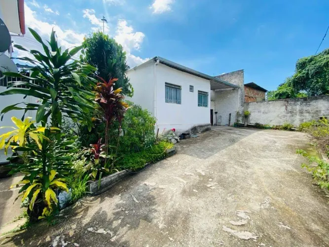 Oportunidade de investimento Lote de 754m² com três casas, duas lojas e um barracão. No ba