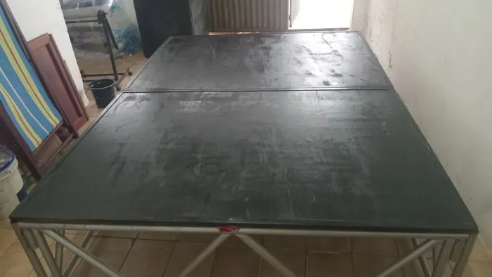 Tablado em ótimo estado medindo 1.63 X 2.22 e 53 cm de altura