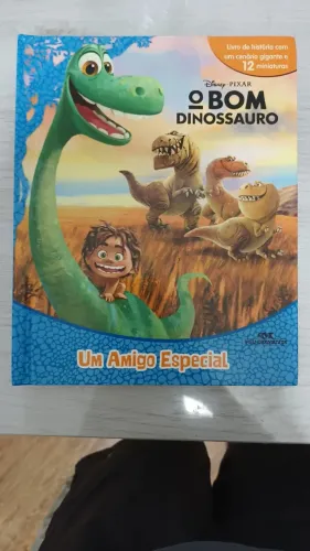 O Bom Dinossauro-Um amigo Especial -Disney Pixar - Livro com cenário e 12 miniaturas