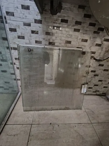 Janelas transparentes, em vidro temperado. Em excelente estado de conservação.