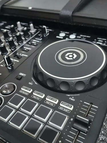 CONTROLADORA DDJ 400 SEMI NOVA E BEM CONSERVADA
