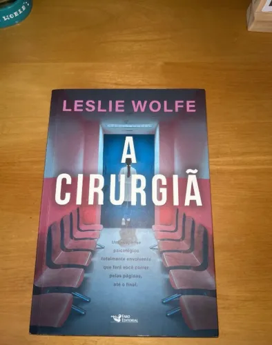 Livro "A Cirurgiã", de Leslie Wolfe