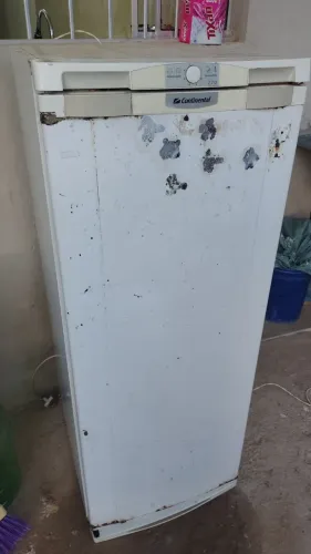 Vendo geladeira antiga tudo funcionando perfeitamente ótimo pra vc gela suas coisas