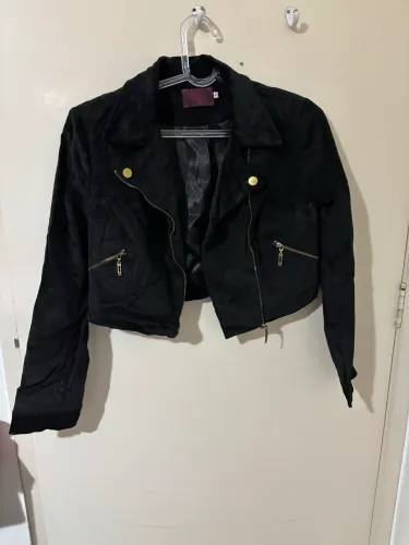 Jaqueta cropped em veludo