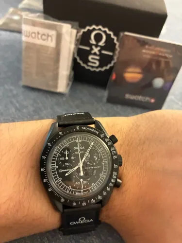 Omega x Swatch Bioceramic Moonswatch Mission to the Moonphase "New Moon" (Snoopy Preto)