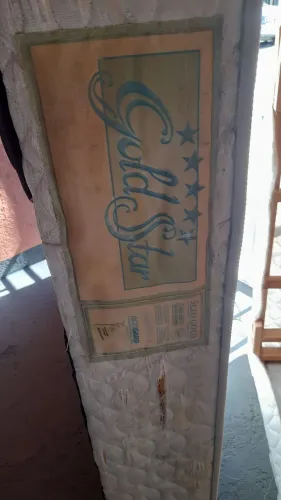 Cama de casal com mola ensacada com pezinho