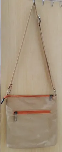 Bolsa de couro, bege.