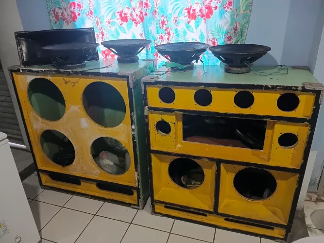 Vendo caixa de som e alguns equipamentos.